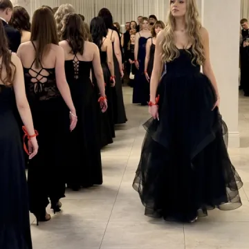 Odliczanie do matury rozpoczęło się eleganckim balem w LO Przedborzu