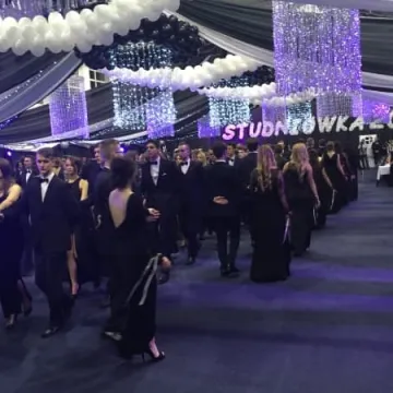 Maturzyści bawią się na studniówkach 