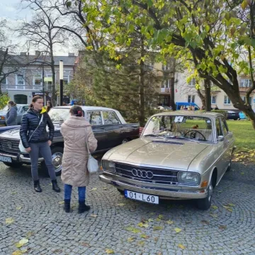 Zlot i parada zabytkowych samochodów w Święto Niepodległości w Radomsku