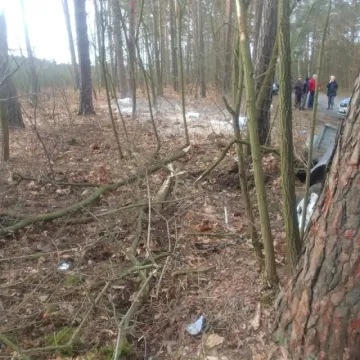 Wyprzedzał kilka samochodów. Stracił panowanie nad pojazdem