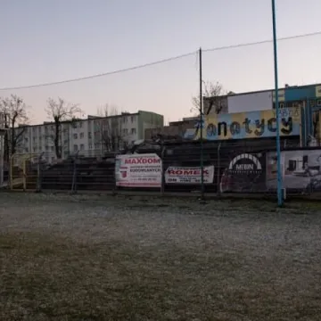 Wyburzanie trybuny na stadionie RKS Radomsko