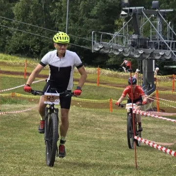 Sportowy weekend na Górze Kamieńsk. Kilkuset zawodników na starcie MTB
