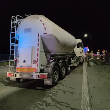 Dwie ciężarówki zderzyły się w nocy na A1