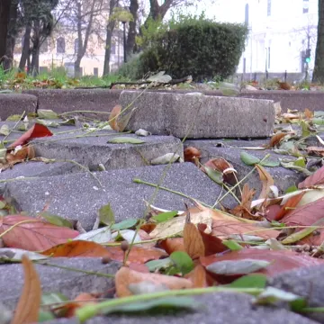 „W Temacie-EXTRA”: Pierwsze urodziny chodnikowej dziury w centrum Radomska