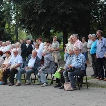 Patriotyczne pieśni w parku Świętojańskim