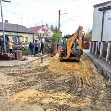 Burmistrz Kamieńska: projektant nie przewidział, że w drodze będzie „niespodzianka”