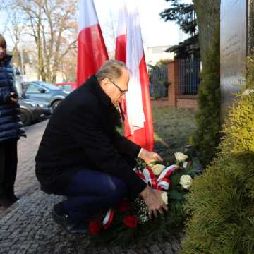 Kwiaty pod Macewą w Radomsku z okazji Międzynarodowy Dzień Pamięci o Ofiarach Holocaustu