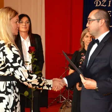 Medale i nagrody dla pracowników powiatowych placówek oświatowych