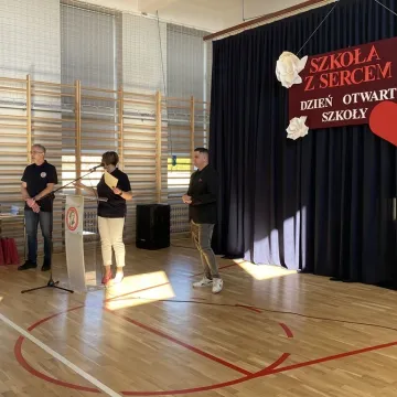 Foto budka, pokazy, poznawanie szkoły. Dzień  Otwarty w ZSP w Kamieńsku