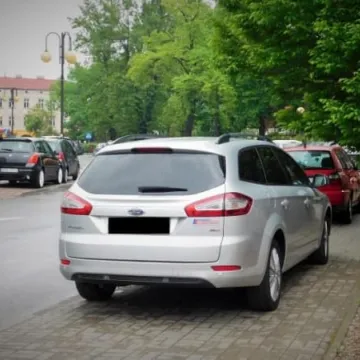 Parkowanie na chodniku to norma