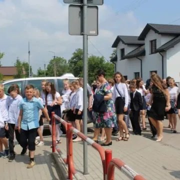 PSP 8 w Radomsku nadano imię „Przyjaciół Dzieci”. Uroczystości 50-lecia