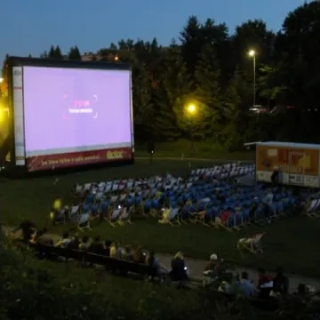 Seans filmowy pod chmurką w parku Solidarności