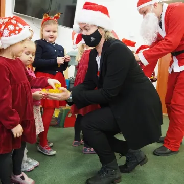 Odblaski od Świętego Mikołaja i policjantów