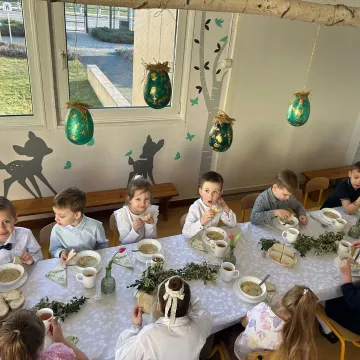 Zajączek ukrył się w PP nr 5 w Radomsku. Dzieci ruszyły na poszukiwania