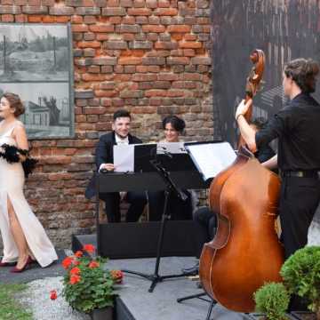 Koncert zespołu Impressja na dziedzińcu muzeum w Radomsku