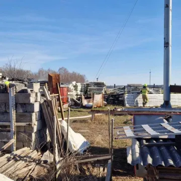 Strażacy walczyli z ogniem w Przyborowie. Paliły się materiały budowlane