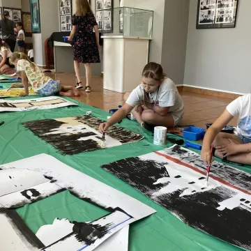 Radomszczańskie pejzaże oczami dzieci. Warsztaty prof. Wiatra w Muzeum w Radomsku