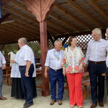 W Sudzinku otwarto nową drogę. Wstęgę przecinał m.in. wicemarszałek Sejmu RP