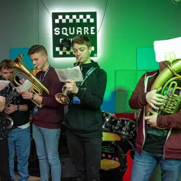 Elektryk kusił ósmoklasistów