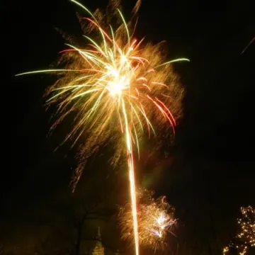 Noworoczne fajerweki na placu 3 Maja