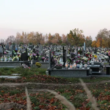 Kamieńsk: Ruch na cmentarzu w przeddzień Wszystkich Świętych