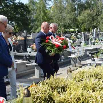 Kwiaty i zaduma w 86. rocznicę wybuchu wojny