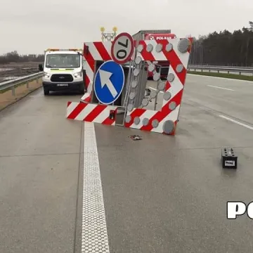 Na A1 kierowca uszkodził przyczepę drogowców i uciekł