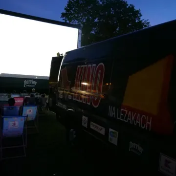 Kino na leżakach i w dodatku pod chmurką