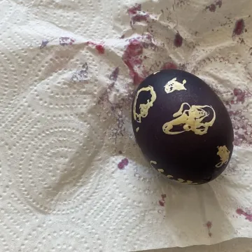 Powrót do korzeni. Uczestnicy warsztatów tworzyli pisanki batikowe w Muzeum Regionalnym w Radomsku