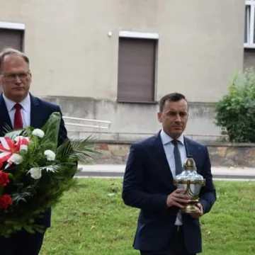 Kwiaty i pamięć w rocznicę wybuchu II Wojny Światowej