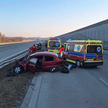 Wypadek na A1 – auto uderzyło w barierki, jedna osoba ranna