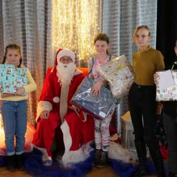 Święty Mikołaj przyszedł do dzieci z placówek wsparcia dziennego