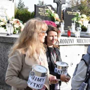 Kwesta na cmentarzach w Radomsku