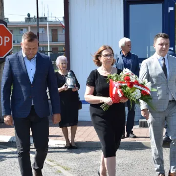 Kwiaty i zaduma w 86. rocznicę wybuchu wojny