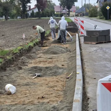 Więcej miejsc parkingowych przy cmentarzu w Kamieńsku już niebawem