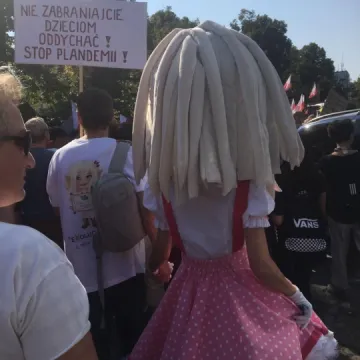 Radomszczanie na marszu „Zakończyć plandemię! Dość kłamstw!”