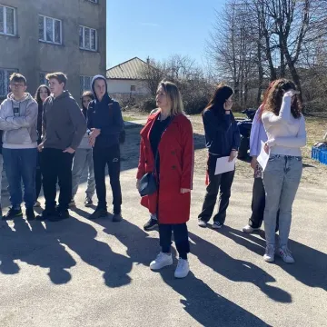 Foto budka, pokazy, poznawanie szkoły. Dzień  Otwarty w ZSP w Kamieńsku