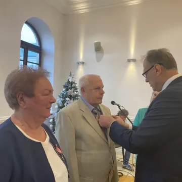 Sześć par uhonorowanych medalami za długoletnie pożycie małżeńskie