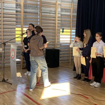 Foto budka, pokazy, poznawanie szkoły. Dzień  Otwarty w ZSP w Kamieńsku