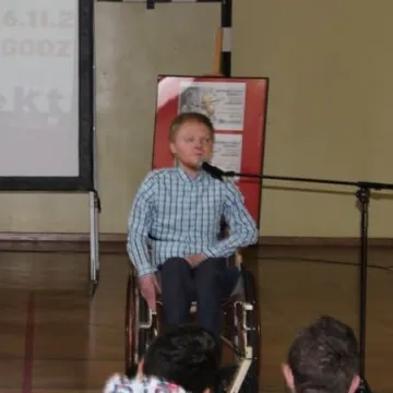 Mówca Łukasz Krasoń motywował uczniów Elektryka