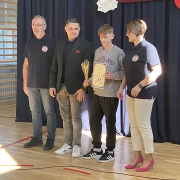 Foto budka, pokazy, poznawanie szkoły. Dzień  Otwarty w ZSP w Kamieńsku