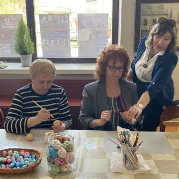 Powrót do korzeni. Uczestnicy warsztatów tworzyli pisanki batikowe w Muzeum Regionalnym w Radomsku