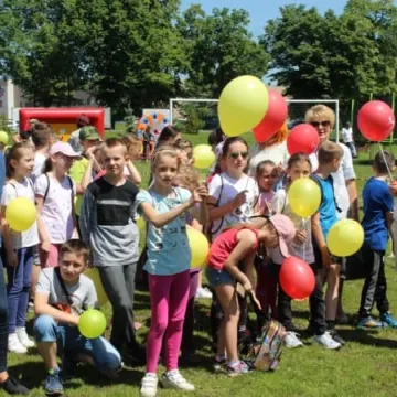 Barwny korowód z okazji Dnia Dziecka