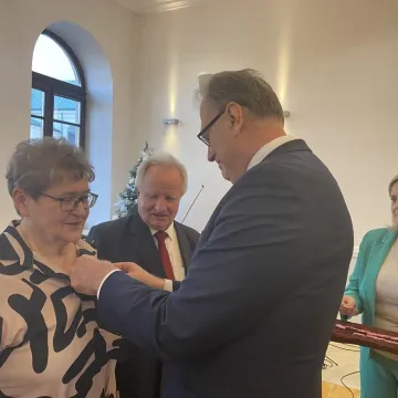 Sześć par uhonorowanych medalami za długoletnie pożycie małżeńskie