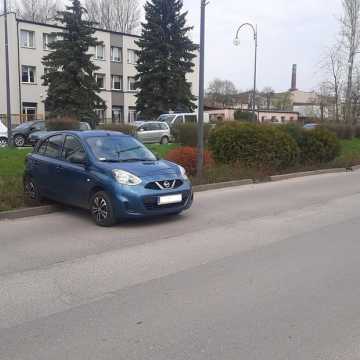 Niecodzienne parkowanie na Al. Jana Pawła II w Radomsku