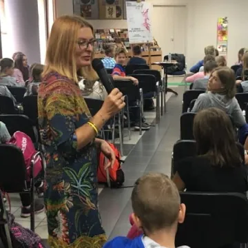 Spotkanie młodzieży z pisarką w bibliotece