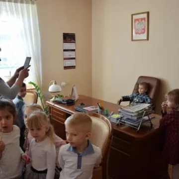 Przedszkolaki z wizytą w urzędzie miasta