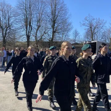 Foto budka, pokazy, poznawanie szkoły. Dzień  Otwarty w ZSP w Kamieńsku