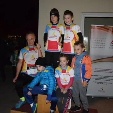 Nocne bieganie po placu targowym 