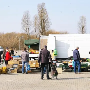 Miejskie targowisko otwarte. Policja pilnuje bezpieczeństwa sanitarnego